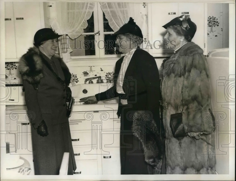 1937 Press Photo F.H. La Guardia, W.D. Sporborg & F. Fox inspect kitchen