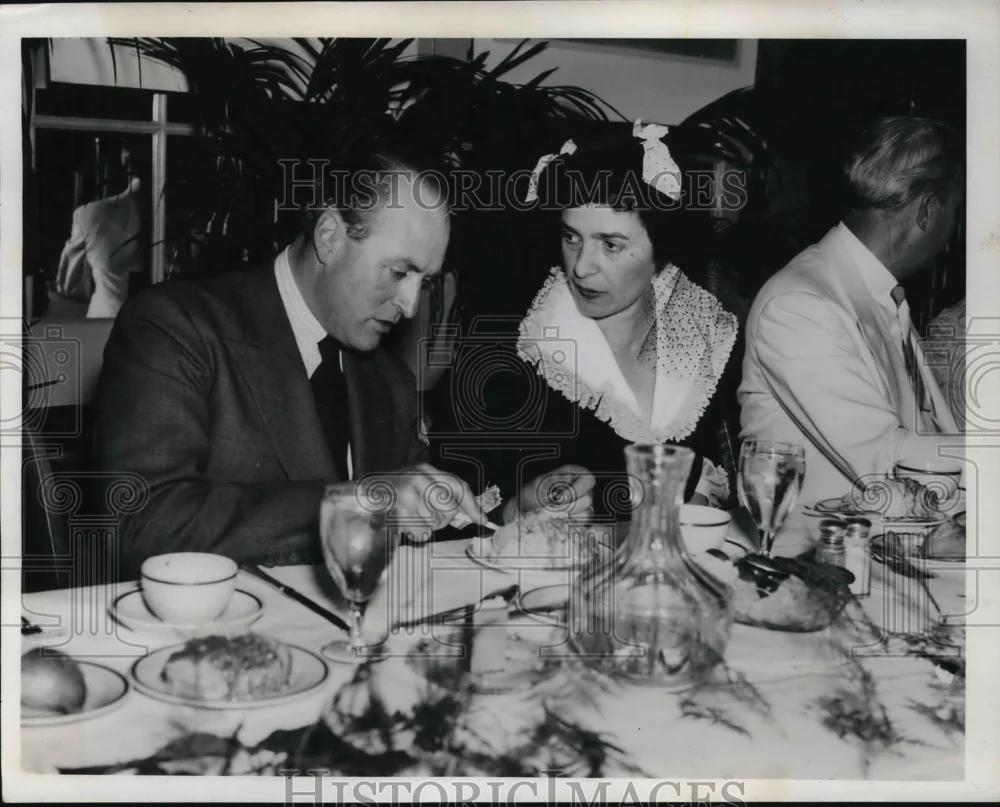 1939 Press Photo Crown Prince Olav and Mrs. Bricher, wife of Ohio governor.