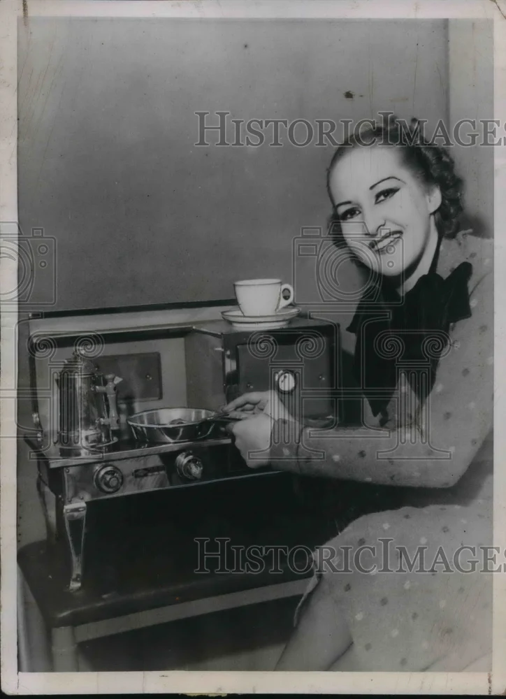 1935 Press Photo its not much bigger than a doll stove but this electric stove