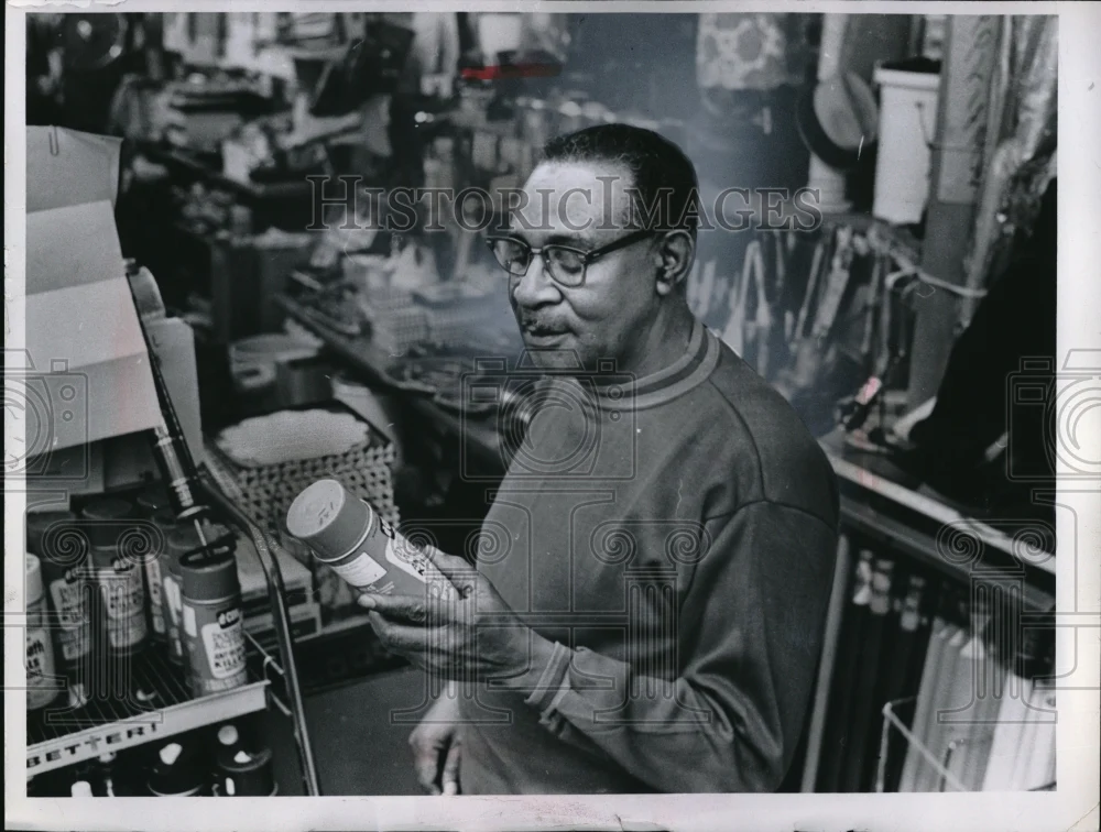 1969 Press Photo Oscar L. Dennis, owner of Dennis Discout Paint & Hardware