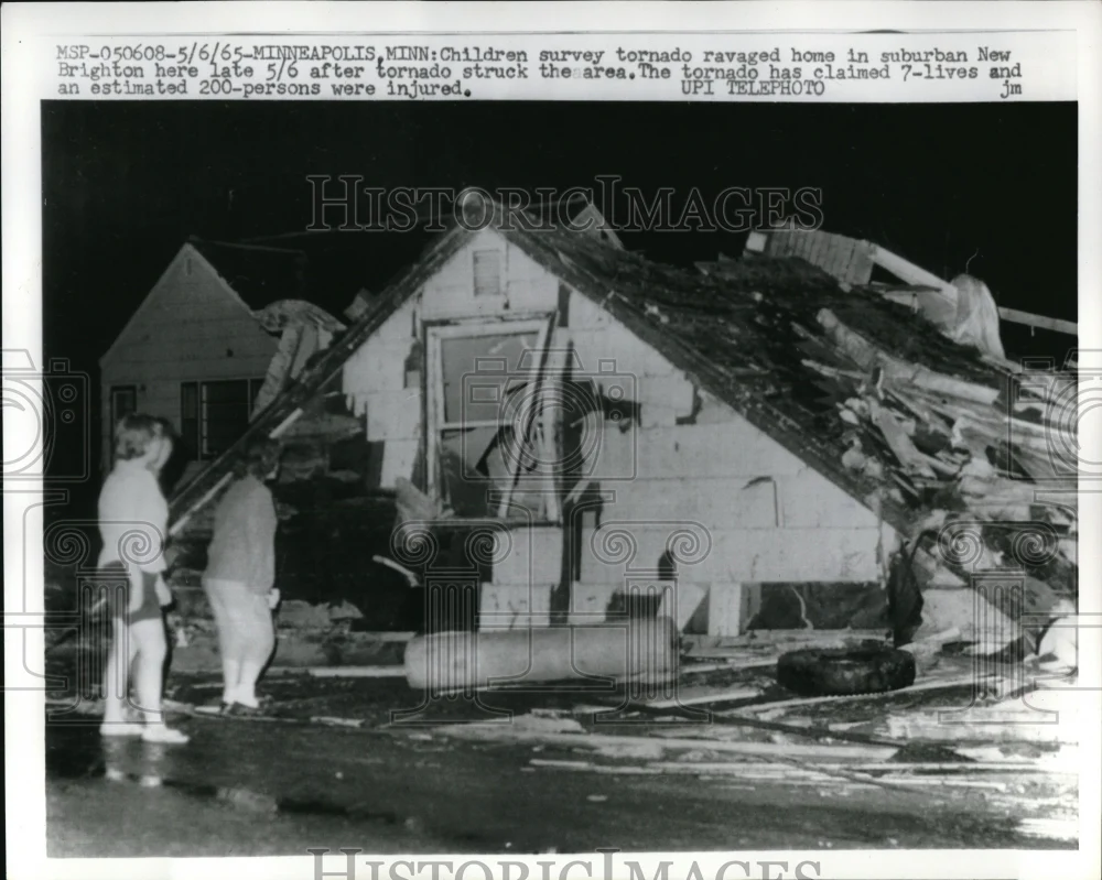 1965 Press Photo Children go back to the home that was destroyed by a tornado.