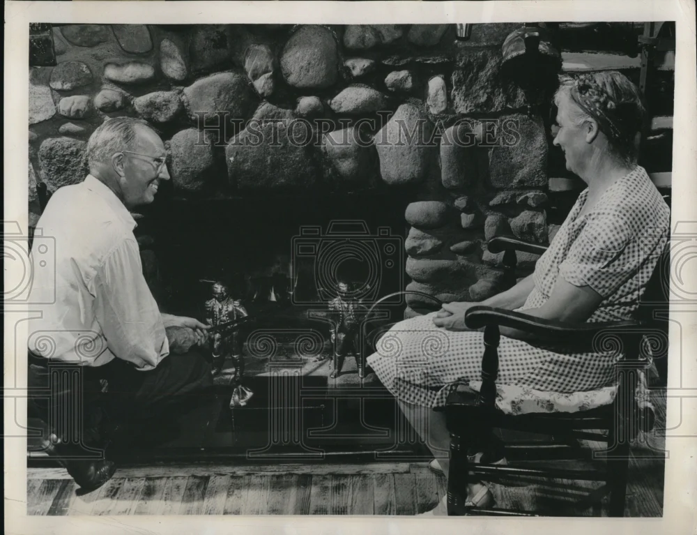 1948 Press Photo Fireplace of Ranch-Type Log Cabin Tended by Charles Findley