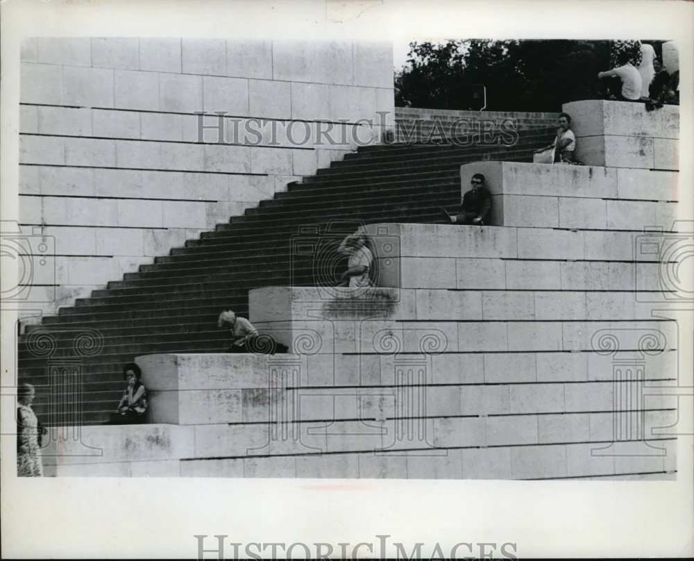 1963 Press Photo People cooling off in Paris by relaxing on giant stairway
