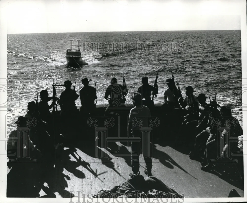 1970 Press Photo Colonel Vincente Nendez gives men last minute instructions