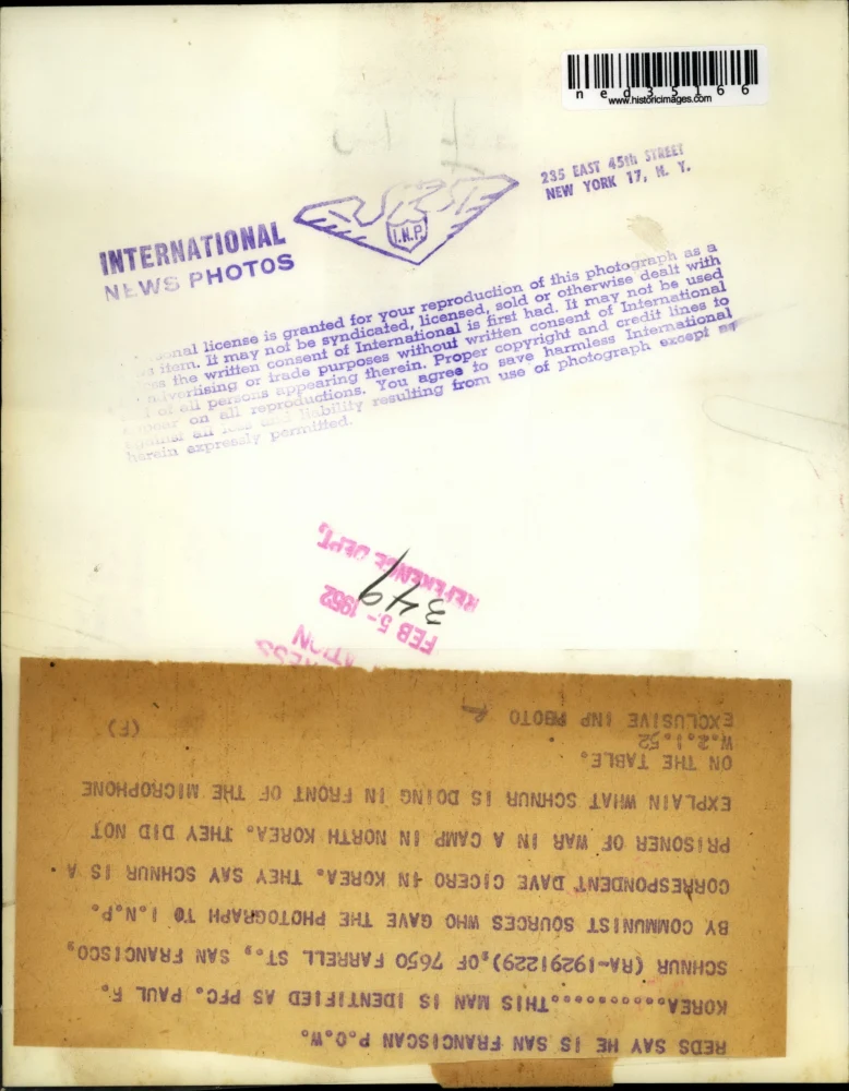 1952 Press Photo PFC. Paul F. Schinur Gave Photographs To I.N.P. Correspondent - Image 2