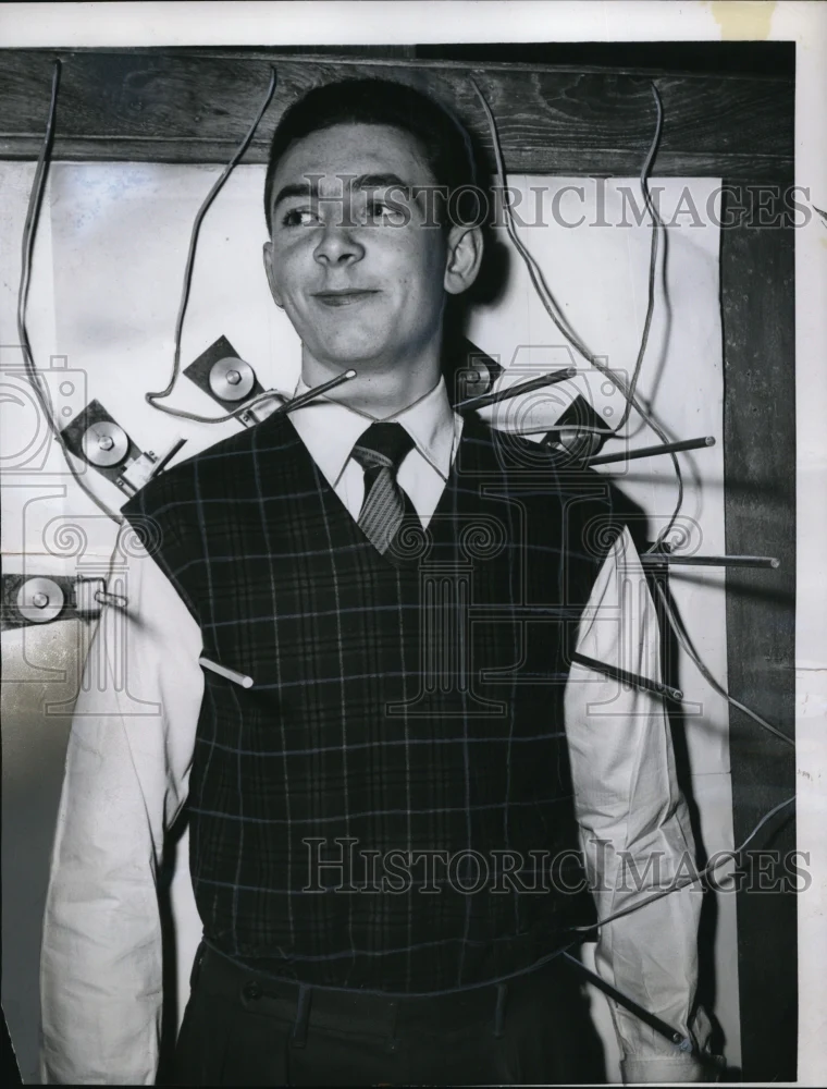 1954 Press Photo Paris A Paris inventor has created this Magnetic Silhouettor