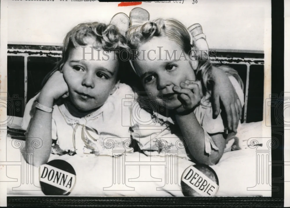 1959 Press Photo Donna and Debbie Horst pose for picture while waiting