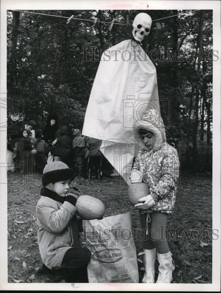 Press Photo Pumpkin Hunters