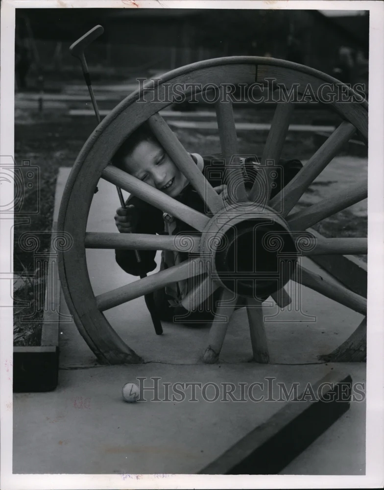 1955 Press Photo Robert Turner 8, at Gene Kunes - ned39017