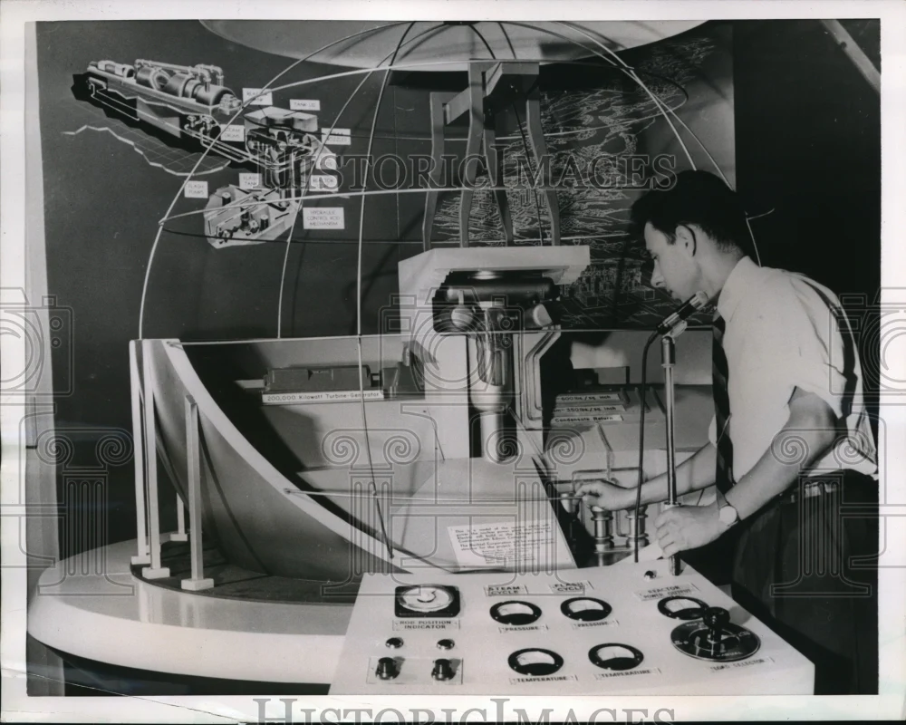 1955 Press Photo Leslie Lewis, General Electric Company
