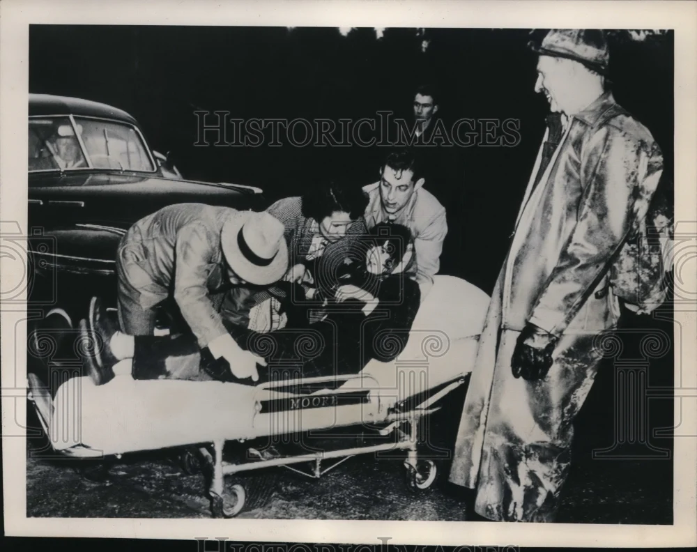 1949 Press Photo Ruth Aberle rescued by C.F. Smith in Portland Oregon Woods
