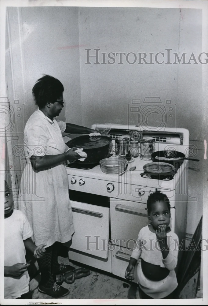 1955 Press Photo Water Boiling On Stove