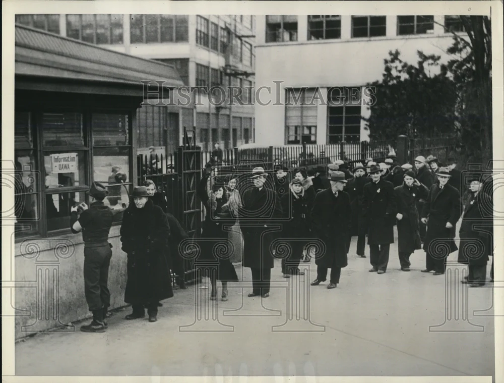 1937 Press Photo Strikers & Relatives Picket at Chrysler Plant