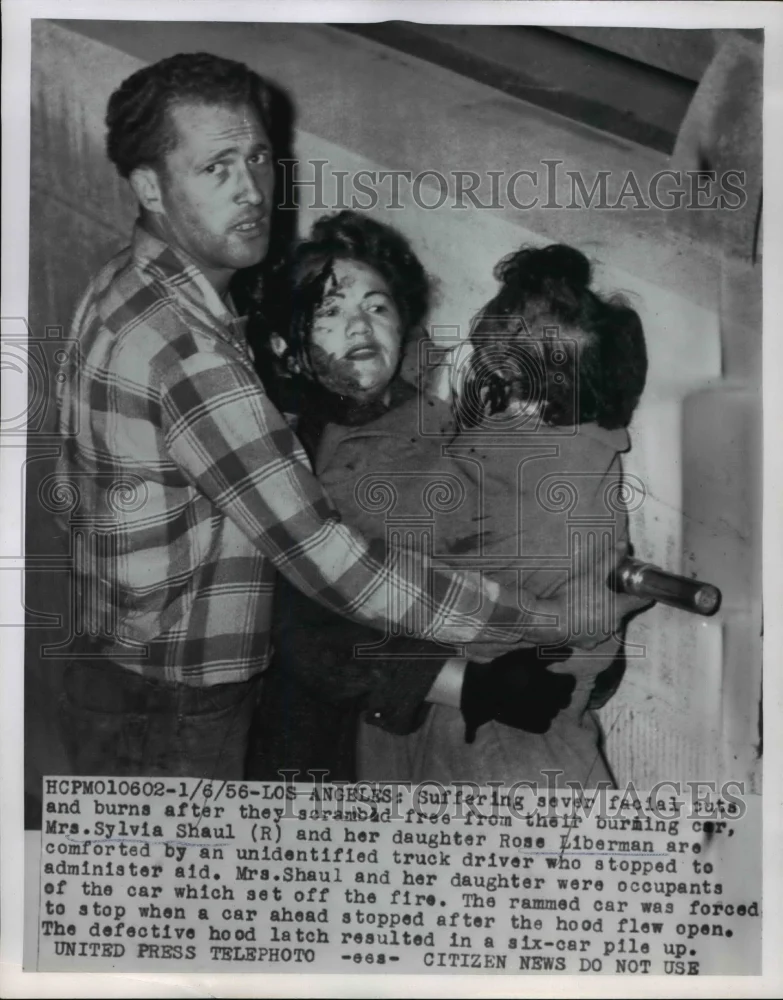 1956 Press Photo LA Calif Mrs Sylvia Shaul daughter Rose aided after car fire