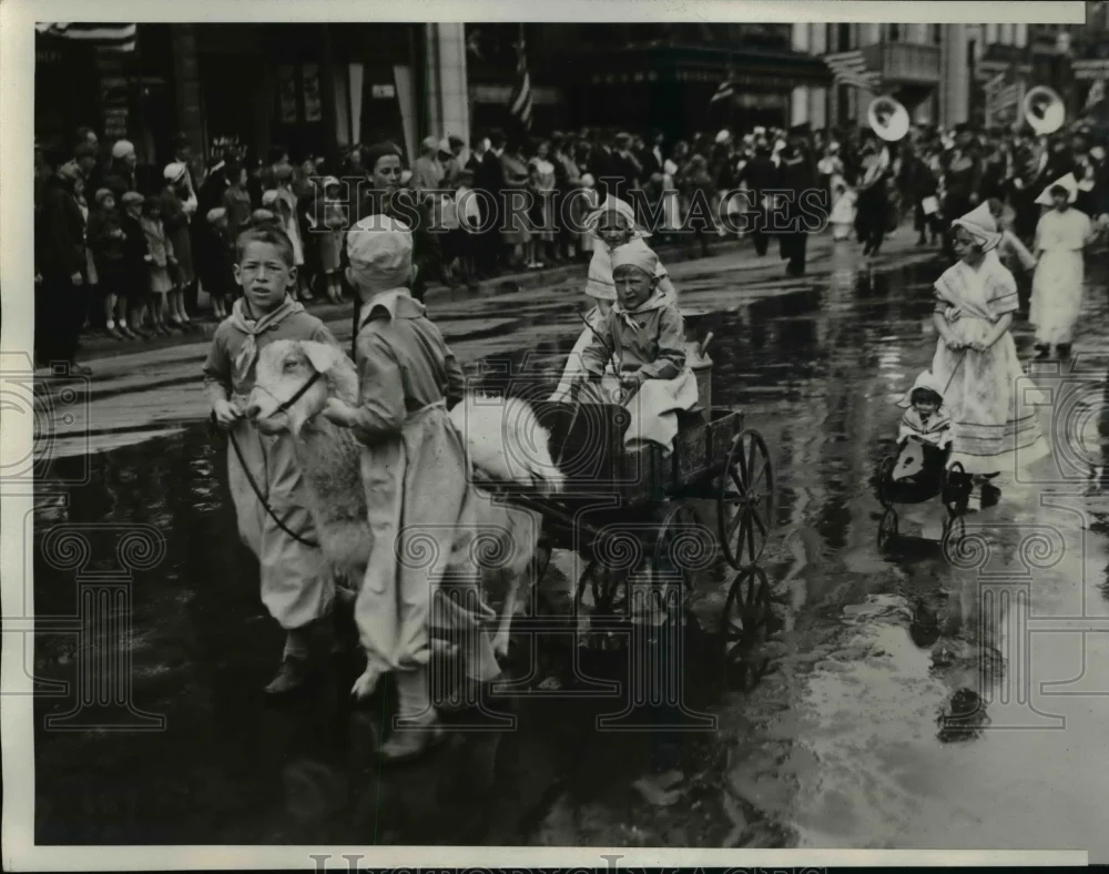 1933 Press Photo Dutch milk cart in the parade in America