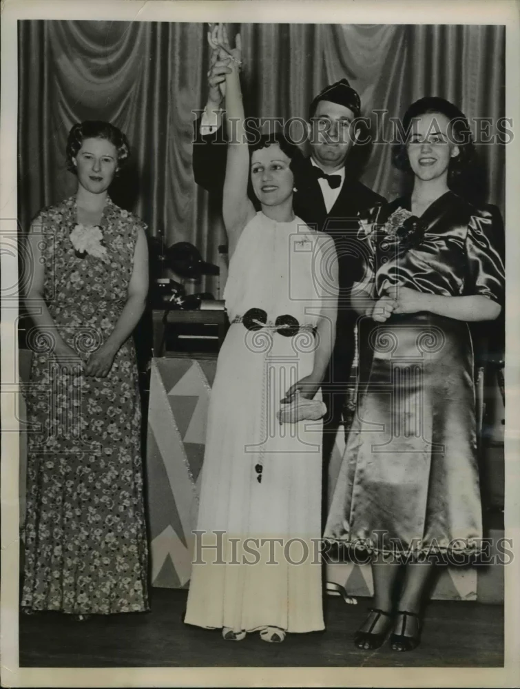 1937 Press Photo Grils choosen as Trackless Trolley by American Legion Commander