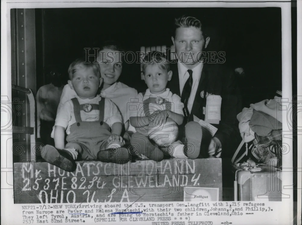 1955 Press Photo Refugees from Europe, Peter and Helena Hopatschi with children
