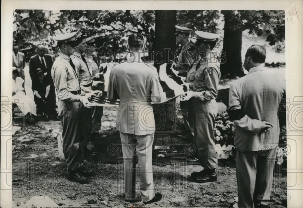 1949 Press Photo Burton Heath NEA Service writer and one of 13 American
