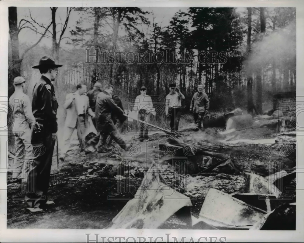 1954 Press Photo St Marys W Va Troopers are shown directing the rescue of