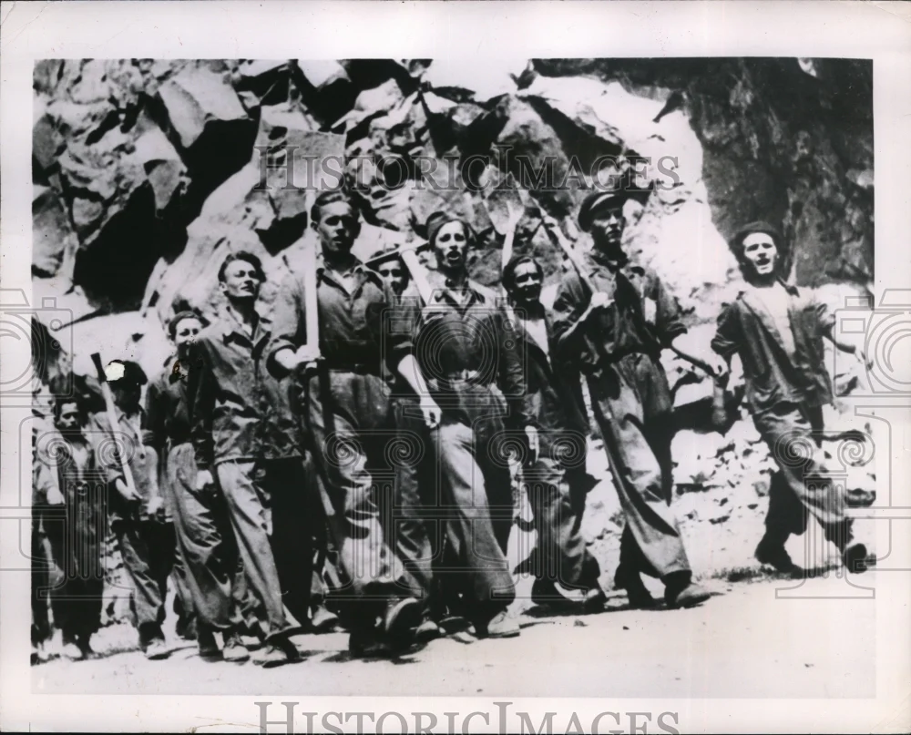1949 Press Photo Young Communist Czech Railroad Workers, Prague