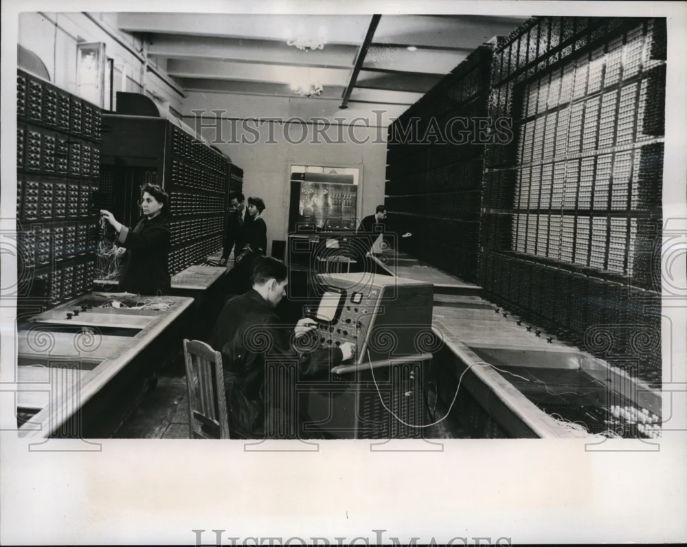 1957 Press Photo Electrointegrator Machine at USSR Oil & Gas Research Institute