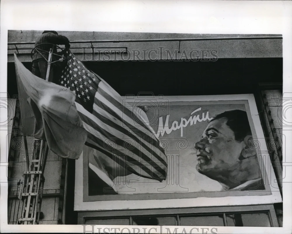 1959 Press Photo Moscow Russia, US Actor Ernest Borgnine On Billboard
