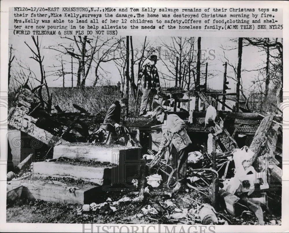 1952 Press Photo Mike& Tom Kelly salvage the remains of Christmas toys