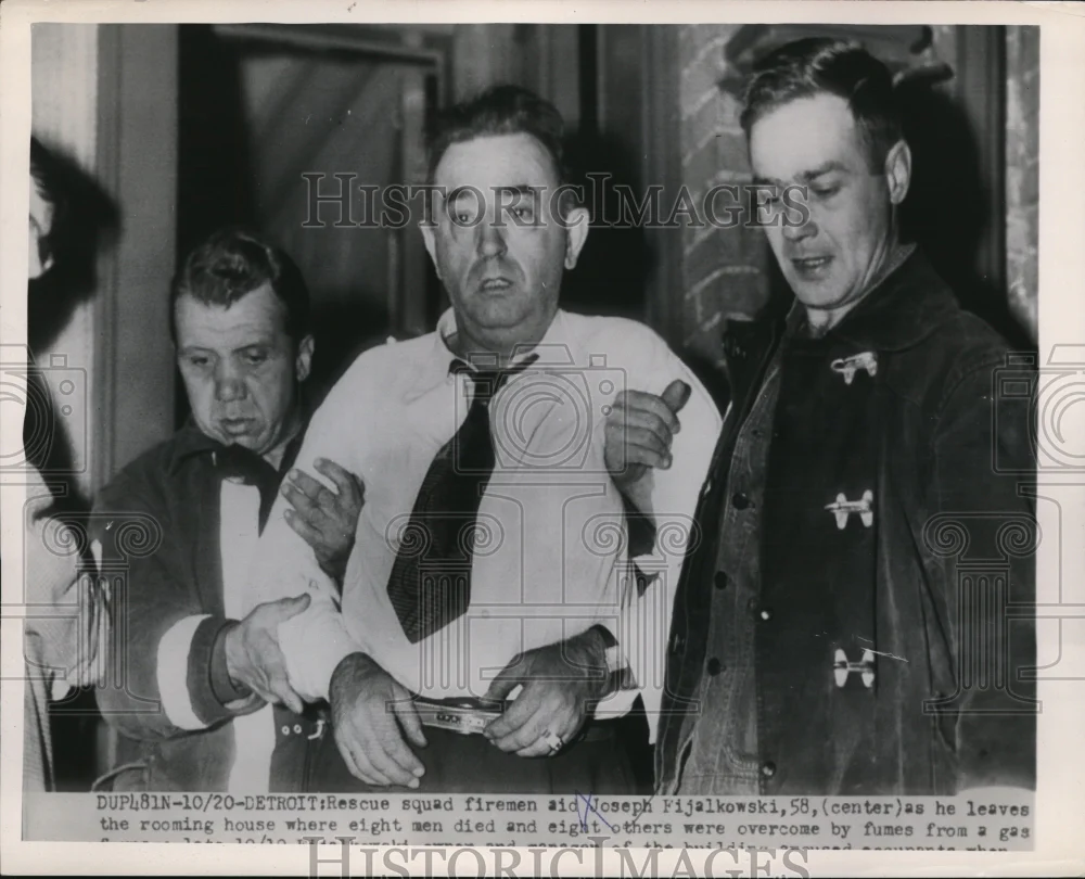 1954 Press Photo Joseph Fijalkowski (C), 58, rescued by squad of firemen aid