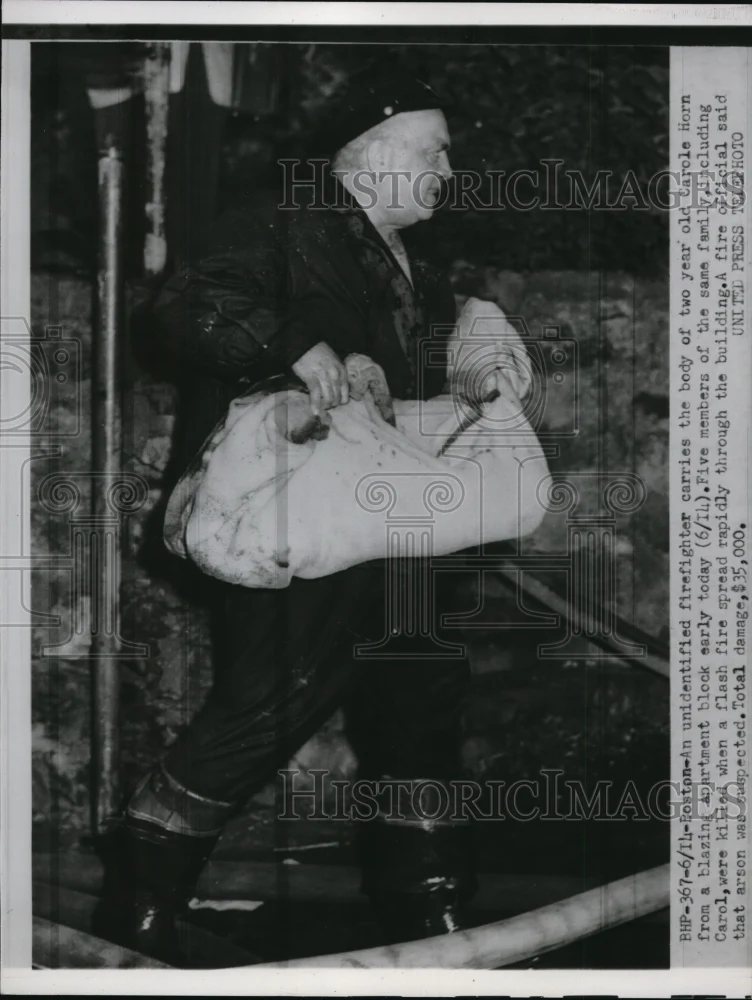 1952 Press Photo A firefighter carries the body of two year old Carole Horn