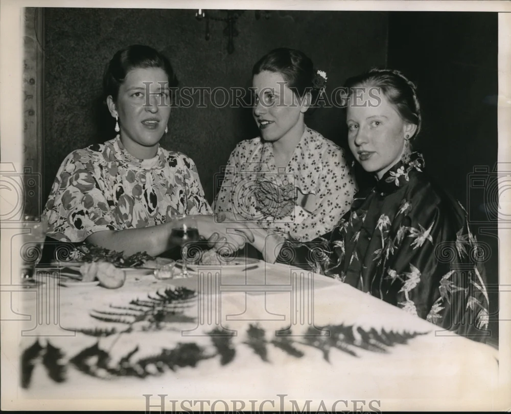 1936 Press Photo Pulitzer Winner Helen Beal congratulated by Laura Street