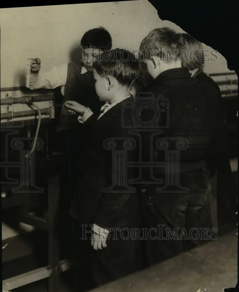 1926 Press Photo Chemistry is taught by students themselves, the teacher acting