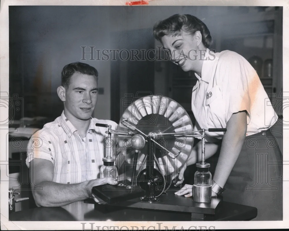 1958 Press Photo Don Wood and Carol Deisner at the Brooklyn High School Chem Lab