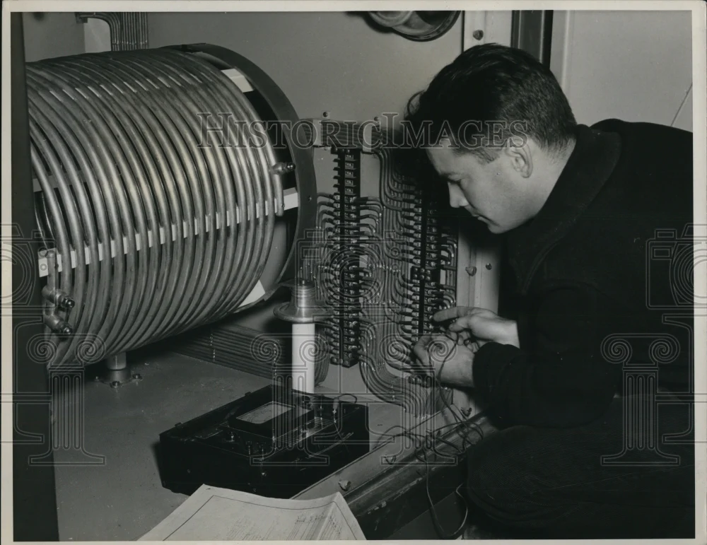 1940 Press Photo A.R. Goodnow Westinghouse Engineer with 50,000 watt transmitter