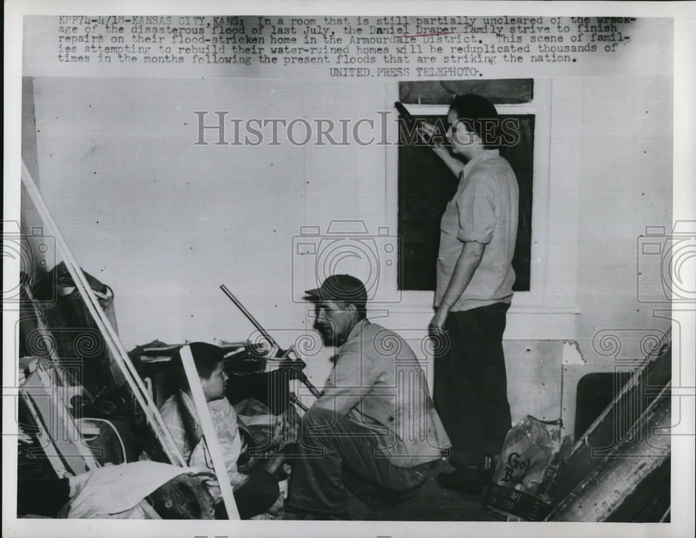 1952 Press Photo Daniel Draper family rebuild water-ruined home in Kansas City