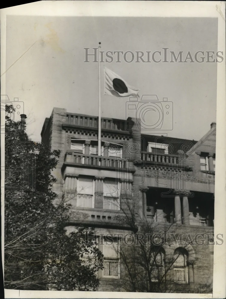 1927 Press Photo Wash DC Japanese flag at half mast over Embassy for Emperor