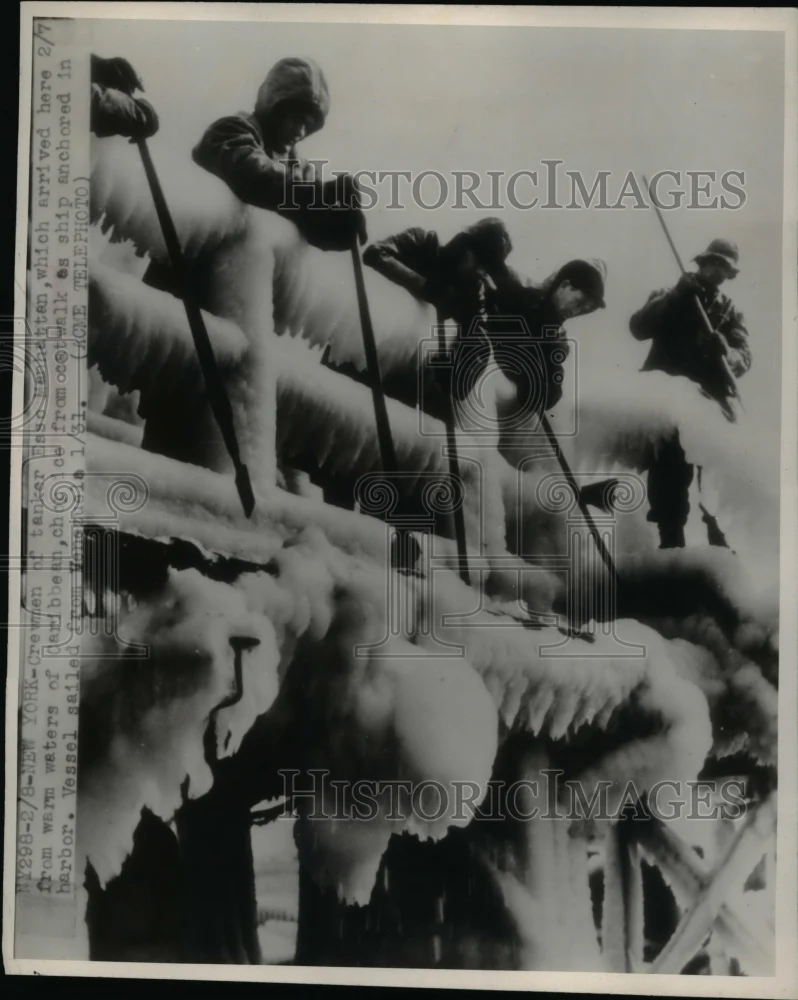 1948 Press Photo Crewmen of tanker Esso Manhattan chipping ice from catwalk