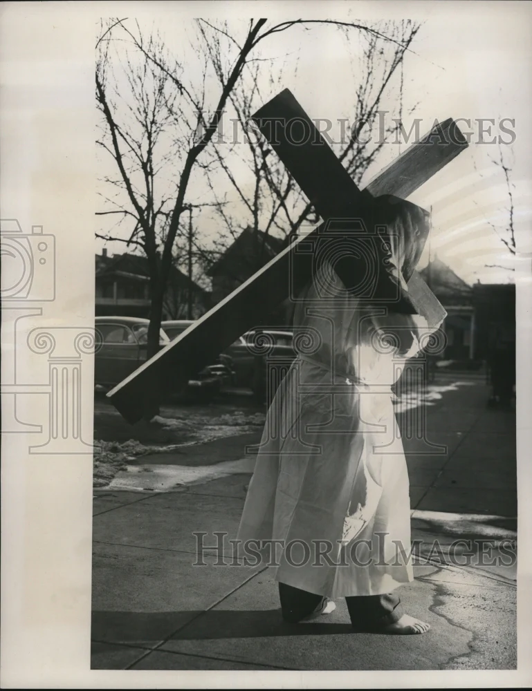1951 Press Photo Man with wooden cross at Southwest Side streets on Good Friday