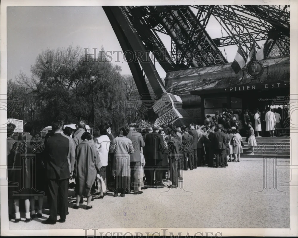 1960 Press Photo The tourist at the famous Eiffel Tower
