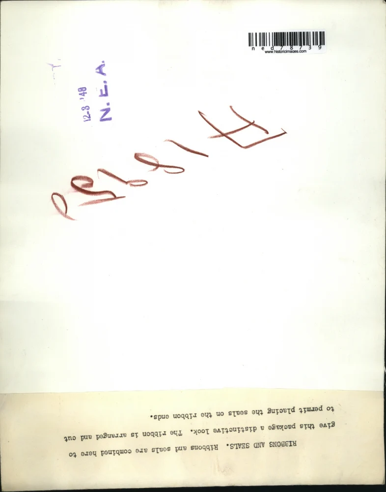 1948 Press Photo Combined Ribbon and Seals to give a package a distinctive look - Image 2