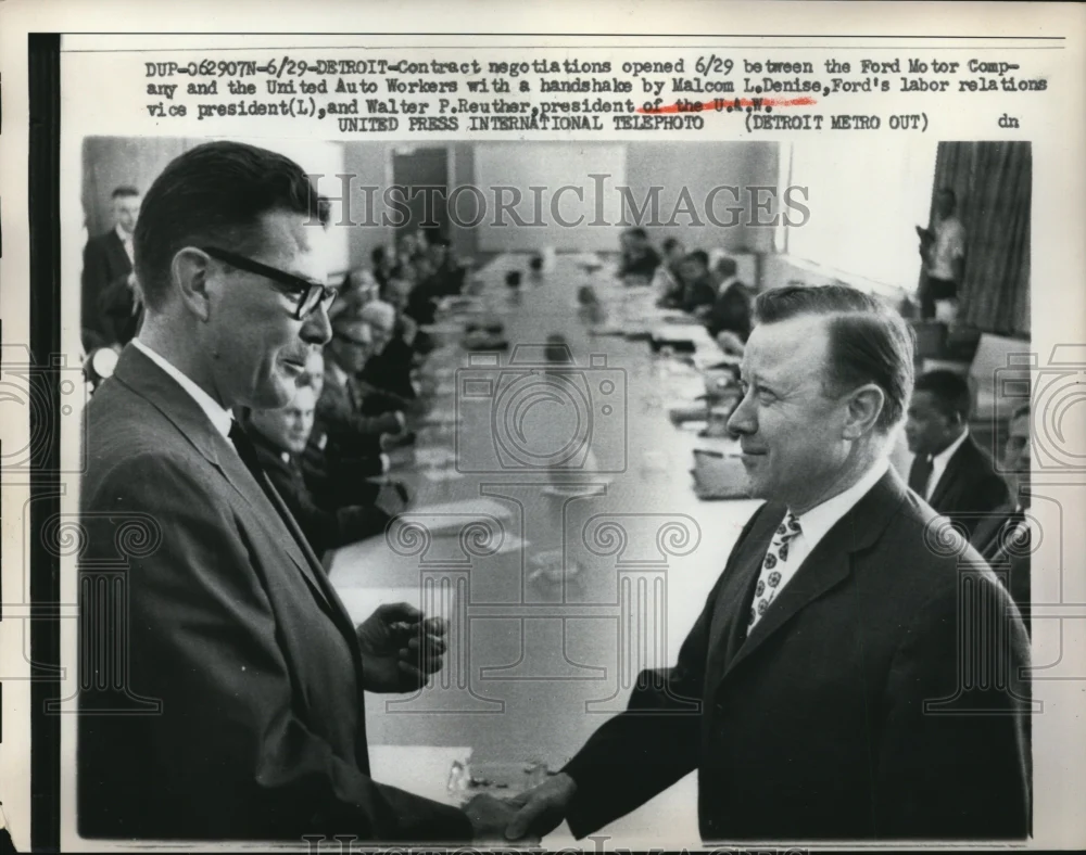 1961 Press Photo Detroit Michigan, contracts with Ford Motor Co & United Auto