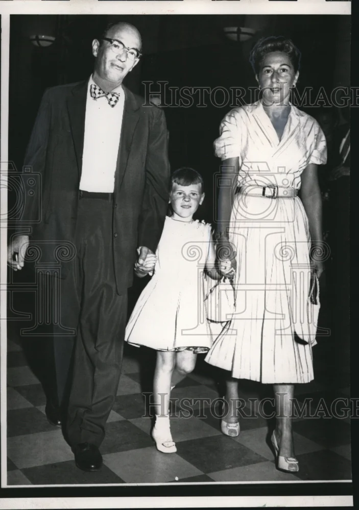 1957 Press Photo Hildy McCoy with her foster parents arrived Dade County Court
