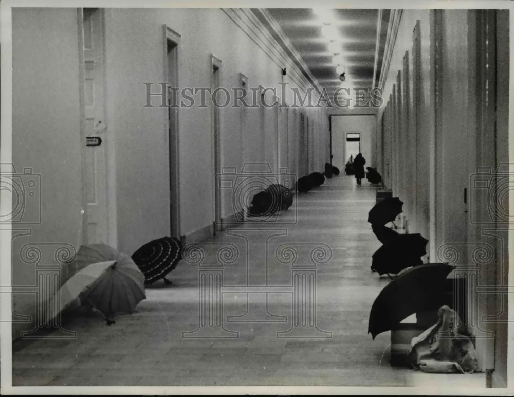 1961 Press Photo Washington DC Like sentries dripping umbrellas line corridor in