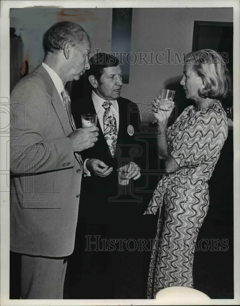 1975 Press Photo Harvey W Hopward, Howard Skidmore, and Mrs H Hopward