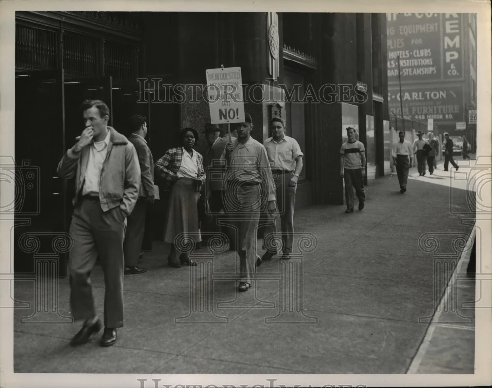 1951 Press Photo A one man picket at the Ohio Bell building