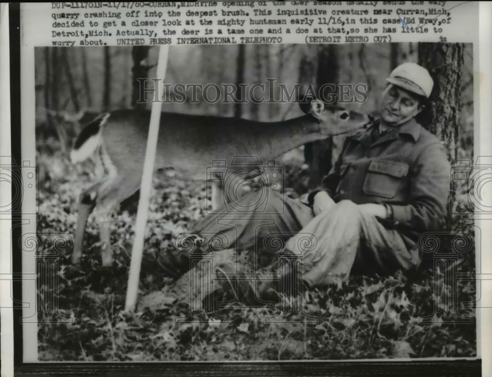 1960 Press Photo Huntsman, Ed Wray of Detroit with the doe
