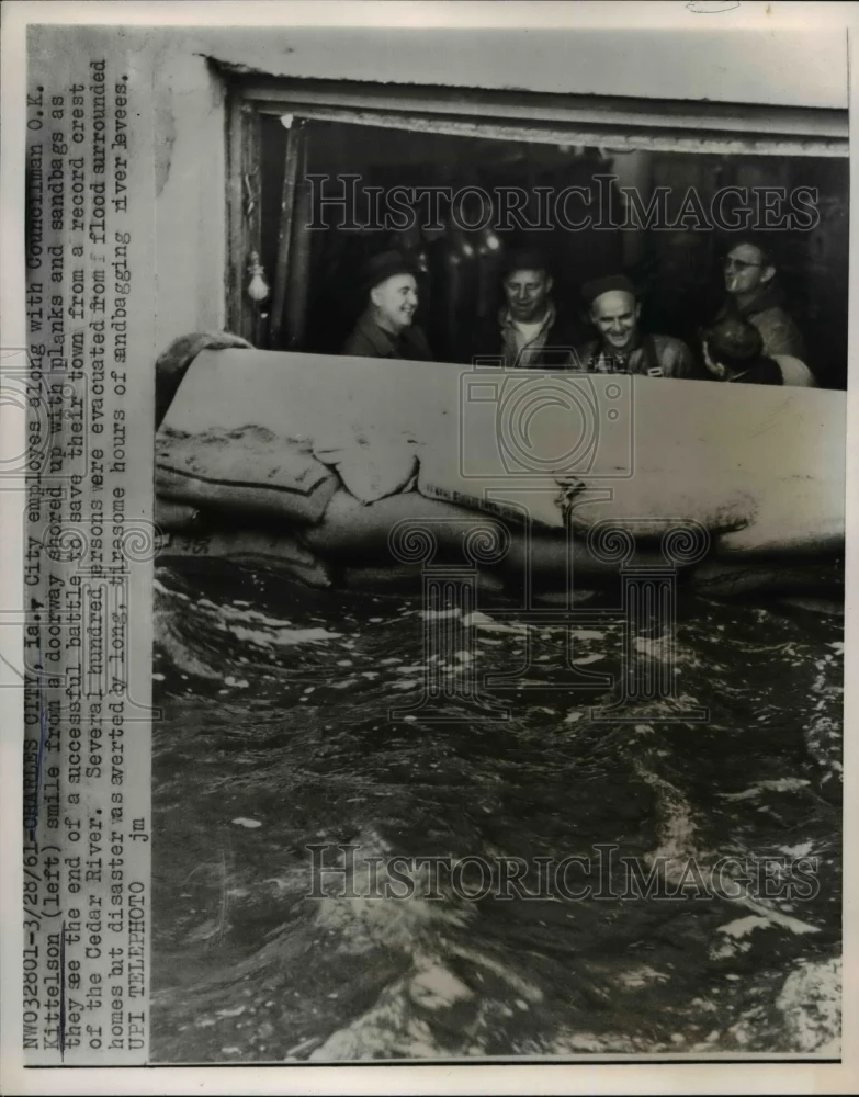 1961 Press Photo Iowa City employees along with K Kittleson smile from doorway