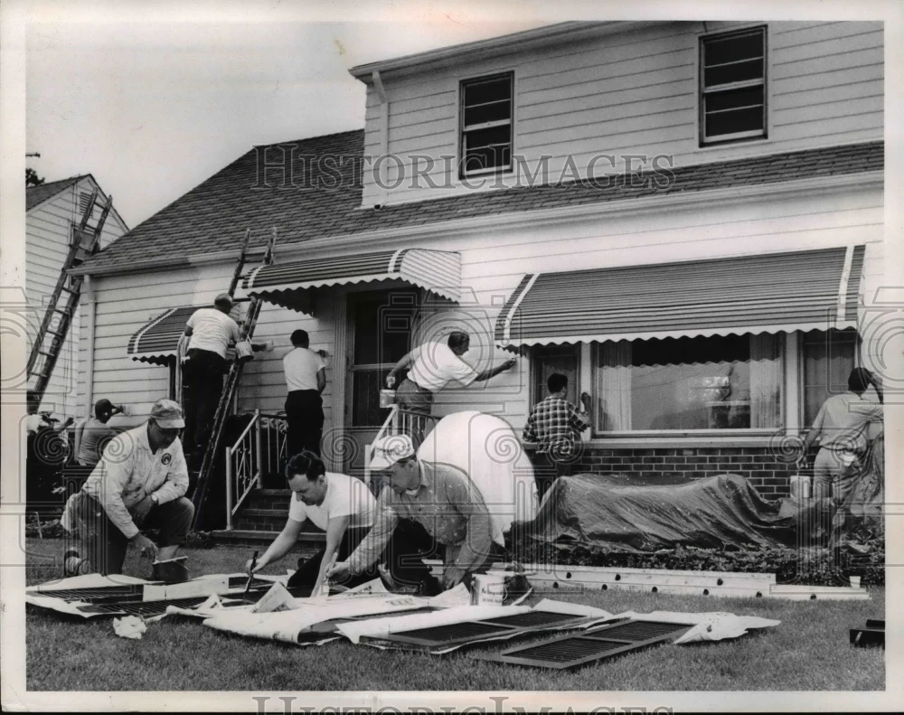 Press Photo Volunteer House Painting at Mrs John Apanites Home Willowick