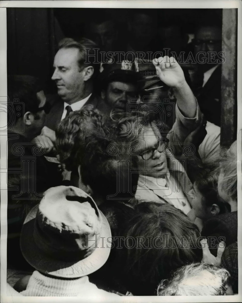 1960 Press Photo Security Guards Resist Demonstrators at Columbia University