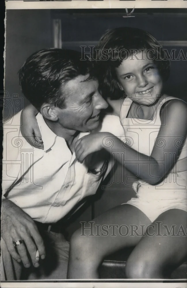 1956 Press Photo Dr.John Faris, Chiropractor, with her daughter Cathy