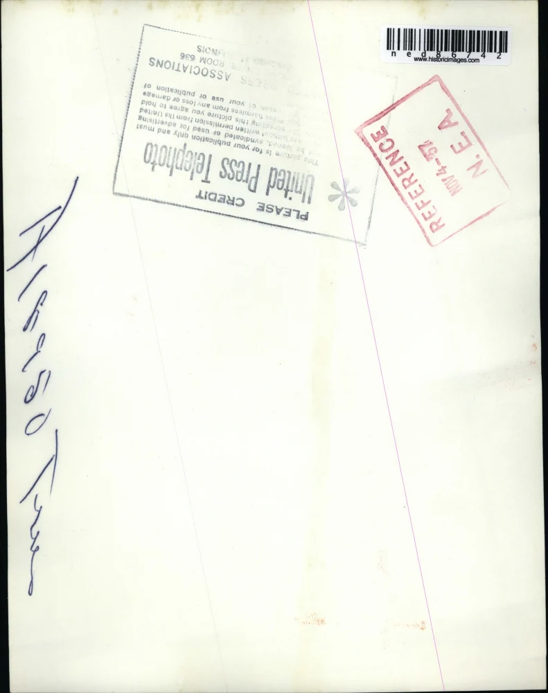 1957 Press Photo of Joseph Dunn and Lawrence Kunar unloading Christmas trees. - Image 2